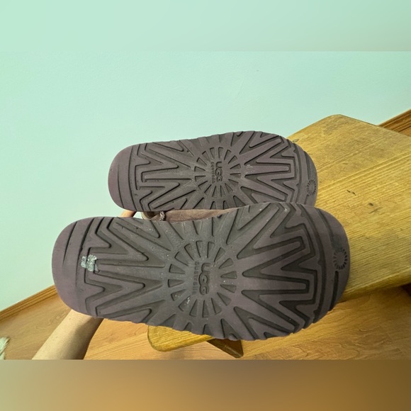 UGG Classic Short Boot - Picture 3 of 6